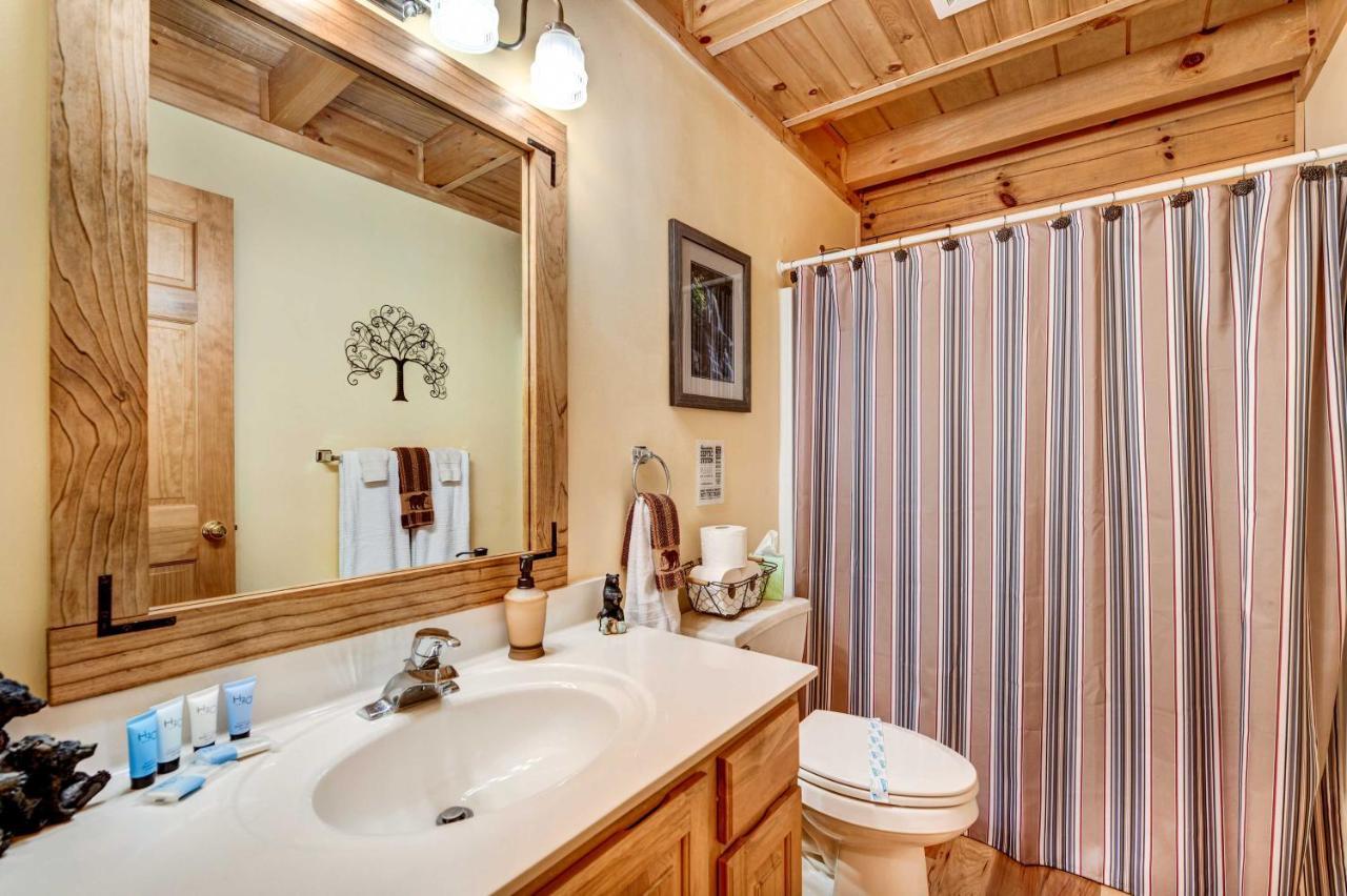 Waynesville Cabin With Covered Deck And Fire Pit! Lake Junaluska Exteriör bild